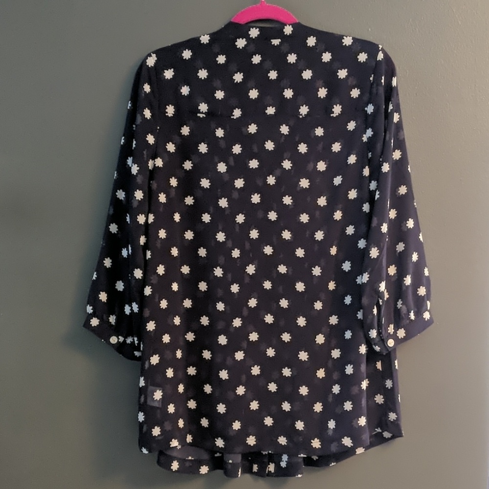 Light & Flowy Floral Button down 💮🌸 - Picture 4 of 4
